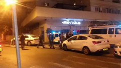 منتصف الليل - حملة اعتقالات واسعة تشنها الشرطة بعد حادثة القاء زجاجات حارقة بإتجاه دورية