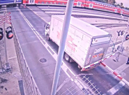 سائق شاحنة يحاول اجتياز حاجز القطار في اللد