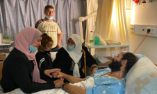 الأسير الأخرس يحتضن طفلته في المستشفى