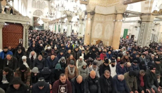 الآلاف يؤدون صلاة الفجر في المسجد الأقصى المبارك