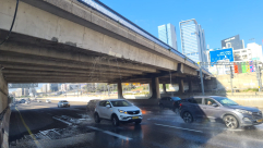اغلاق أحد جسور تل ابيب نتيجة لتسريب المياه