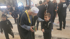 الطفل اللداوي فارس الوحيدي يتبرع بحصالته الشخصية لدار القران