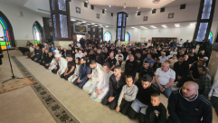 بالصور: أهالي مدينة اللد يؤدون صلاة العيد في مسجد النور بالمدينة