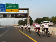 فريق من هواة ركوب الدراجات الهوائية ينطلق من يافا الى أم الرشراش