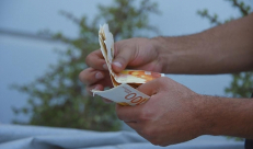 اعتقال 14 مشتبها بينهم جنود وضباط بإصدار تصاريح لعمال من الضفة بآلاف الشواكل