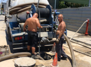 اللد: عمال يستفزون المواطنون بعدم ارتداء ملابسهم أثناء تأدية عملهم 