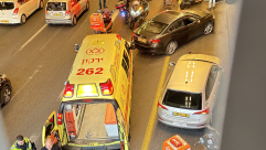 عملية إنعاش لراكب دراجة نارية بحادث طرق على شارع ايالون 20