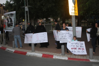   بالصور: وقفة احتجاجية في حديقة العجمي بيافا ضد الاعتداء على الرهبان الاقباط بالقدس