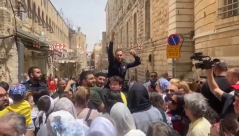 الشرطة تفصل بين المسيحيين العرب والأجانب بالقدس 