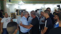  شاهد: الشيخ كمال خطيب يدخل المسجد بعد إنتهاء التقييدات