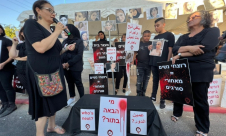 اللد: وقفة احتجاجية أمام محطة الشرطة ضد قتل النساء