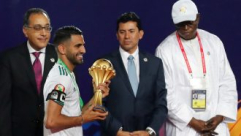 رياض محرز يتجاهل مصافحة رئيس الوزراء المصري ووزير الرياضة على منصة التتويج