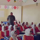 فيديو لمدرس يلقن طلّابه أواخر سورة الكهف بصوت يحاكي الحصري