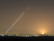 فيديو: صواريخ المقاومة تستهدف تل ابيب والمركز ،وإنفجارات تدوي منطقة بيت دجن