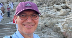 تجول صحفي إسرائيلي بالحرم المكي يثير موجة غضب واسعة