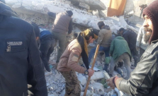 متضررو الزلزال ينتظرون من يعيدهم إلى منازلهم في الشمال السوري