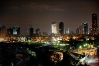 منتصف الليل حالة من الرعب تصعف الأجواء بعد سماع دوي صفارة الإنذار في يافا 