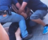  بالفيديو: الشرطة تعتدي بالضرب المبرح على نساء وأطفال عرب في مدينة يافا