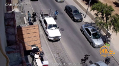 فيديو حصري: ملثمون من الشرطة يلقون قنابل صوتية في عملية مداهمة بيت عربي بيافا