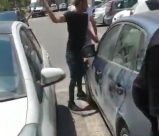 فيديو: انقاذ طفلة بعد نسيانها داخل سيارة في مركز البلاد