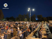 المسجد الاقصى: عشرات الالاف يؤدون التراويح ويحتفون بازالة الحواجز من باب العامود