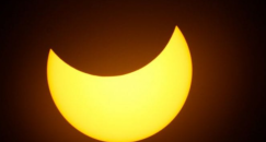 وقت كسوف الشمس يوم الثلاثاء.. تحذيرات وتعليمات مهمة للمواطنين