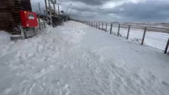 ظاهرة غريبة .. رغوة بيضاء من البحر في ميناء تل ابيب 