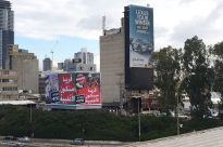  لافتات تحريضية في شوارع البلاد تطالب بالانفصال عن الفلسطينيين 