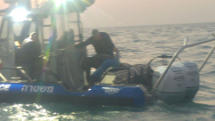  فيديو: الشرطة البحرية تُنقد راكب أمواج قرب ميناء يافا 