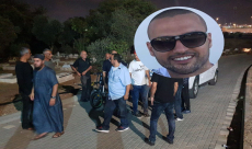 فيديو: جموع غفيرة تُشارك في تشييع جثمان الشاب نادر شقرة ضحية اطلاق النار بيافا 