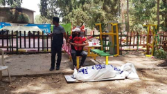 فيديو مؤثّر: الأب من النقب يحضن حقيبة طفله ويجلس أمام جثّته بجانب الشجرة التي قتلته