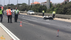 صور: مصرع راكب دراجة نارية بحادث طرق قرب الرملة 