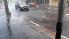 بالفيديو: أمطار غزيرة تهطل على مدينة يافا صباح اليوم