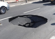 ظهور حفرة كبيرة في أحد الشوارع شمال يافا