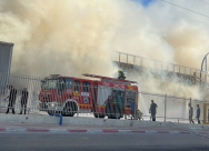 اللد: طواقم الإطفائية تعمل على إخماد حريق وسط المدينة