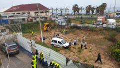 شاهد: كرة قدم على جماجم المسلمين في مقبرة الاسعاف بيافا 