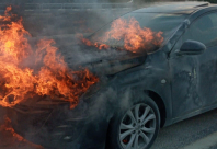 فيديو: احتراق مركبة قرب الرملة دون اصابات 