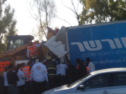 فيديو: مقتل شخص واصابة آخر بحادث طرق بين شاحنتين على شارع 40 