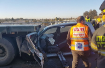  اصابة خطرة بحادث طرق بين مركبة وشاحنة قرب مدينة يافا 