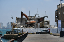 فيديو: البلدية تُباشر بهدم مبنى الجمارك التاريخي في ميناء يافا