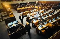 شاهد.. صفارات الإنذار تقطع جلسة الكنيست مع افتتاح جلسات الشتاء إلى الملاجئ