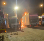 فيديو: احتراق شاحنة في شارع ناحل هبسور بمدينة يافا