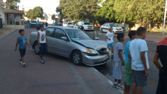 بالصور: إصابة مواطنين وشرطي بحادث طرق بين مركبتين وسط مدينة الرملة 