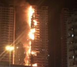 فيديو - الإمارات.. حريق هائل يلتهم برجا سكنيا بعجمان 