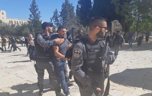 مصلون : اشتباكات واعتقالات في باحات الاقصى