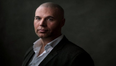 نائب هولندي سابق يعتنق الإسلام بعد أن كان معاديا له