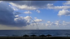 فيديو: "عامود مائي" على شاطئ البحر قرب يافا 