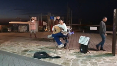  شاهدوا: طفل من يافا يعزف أغنية "يامو" على العود وتفاعل الجمهور معه 