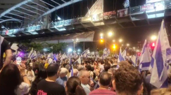 عشرات الآلاف يتظاهرون في تل أبيب للمطالبة بإبرام صفقة تبادل أسرى