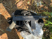 فيديو: كلب بوليسي يعثر على بندقية "كارلو" خلال تفتيش منزل بالرملة 